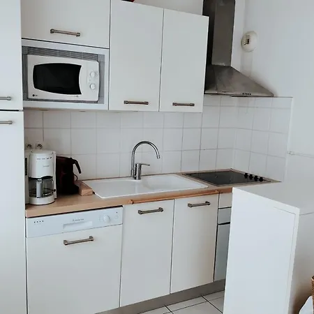 Bright Flat 10min Walk From The Beach Apartmán