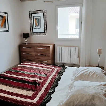 Bright Flat 10min Walk From The Beach
