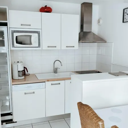 Bright Flat 10min Walk From The Beach Apartmán